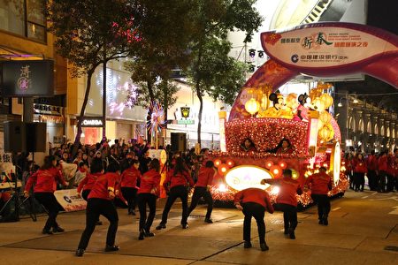 大年初一，香港旅發局舉行新春花車巡遊，慶祝丁酉雞年的到來。（攝影：Dennis Law/大紀元）